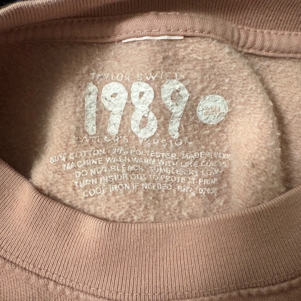 Taylor Swift Womens M Sweatshirt Rose Pink 1989 Taylors Version Graphic Concert - Picture 6 of 6